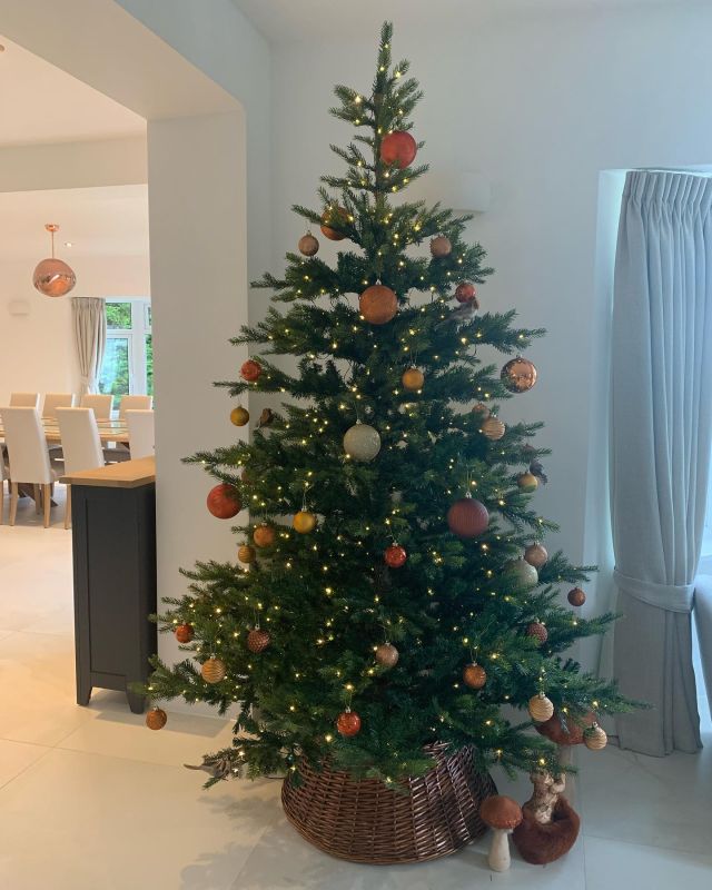 Maidensea’s 1st Christmas.
So exciting 🎅🎄🎁
•
•
#familygathering
#christmas
#indoorswimmingpool
#beach
#devon
 #lovedevon
 #sleeps16 
#maidenseahouse 
#bythesea 
#staycation 
#celebrationweekend
#luxuryholiday
#luxuryholidyhome